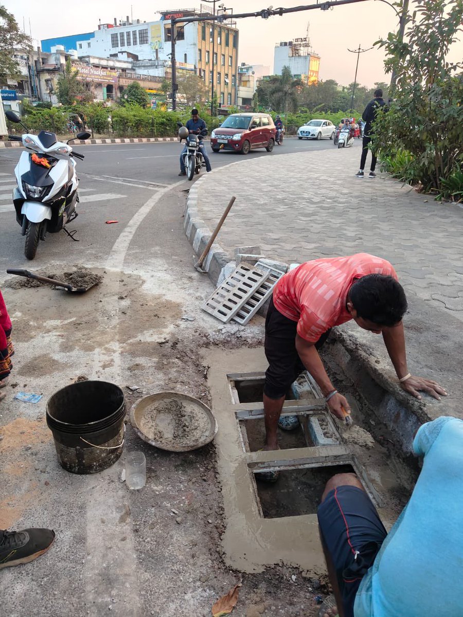 BSCL_BBSR's tweet image. Repair and maintenance of the rainwater drainage inspection chamber on Janpath are being carried out to ensure proper drainage and efficient functioning.

#CityMaintenance #DrainageManagement
#Janpath