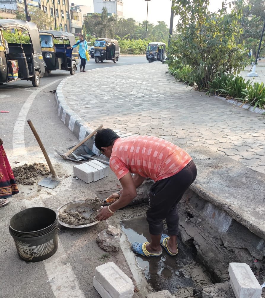 BSCL_BBSR's tweet image. Repair and maintenance of the rainwater drainage inspection chamber on Janpath are being carried out to ensure proper drainage and efficient functioning.

#CityMaintenance #DrainageManagement
#Janpath