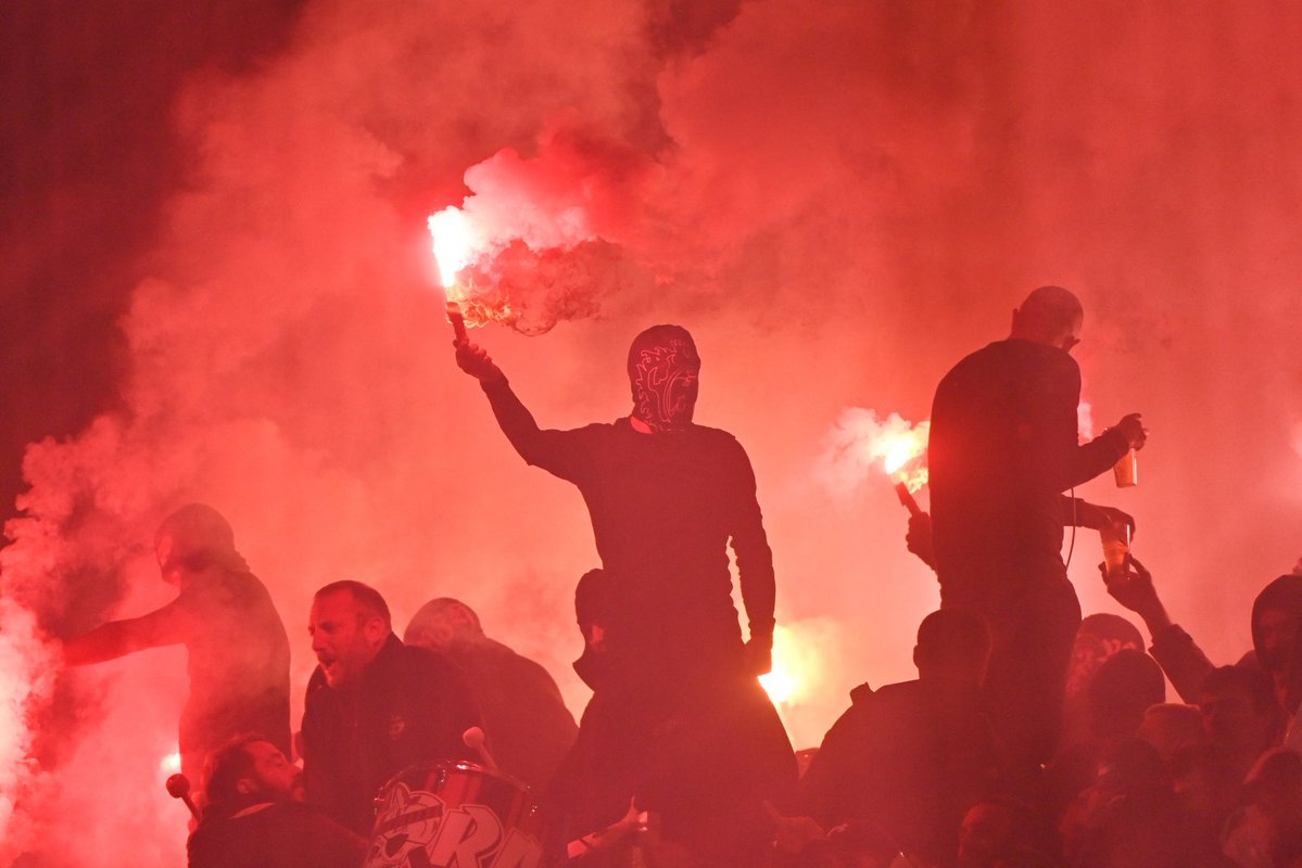 _BeFootball's tweet image. 🚨💣😱 𝗦𝗨𝗥𝗥𝗘́𝗔𝗟𝗜𝗦𝗧𝗘 !!! 𝗧𝗘𝗥𝗘𝗠 𝗠𝗢𝗙𝗙𝗜 🇳🇬 𝗘𝗧 𝗝𝗘́𝗥𝗘́𝗠𝗜𝗘 𝗕𝗢𝗚𝗔 🇨🇮 𝗢𝗡𝗧 𝗘́𝗧𝗘́ 𝗙𝗥𝗔𝗣𝗣𝗘́𝗦 𝗣𝗔𝗥 𝗗𝗘𝗦 𝗦𝗨𝗣𝗣𝗢𝗥𝗧𝗘𝗥𝗦 𝗗𝗘 𝗡𝗜𝗖𝗘 𝗛𝗜𝗘𝗥 𝗦𝗢𝗜𝗥 (lisez bien tout c’est juste lunaire) !!!!! 😳🥊

Les joueurs étaient attendus par…