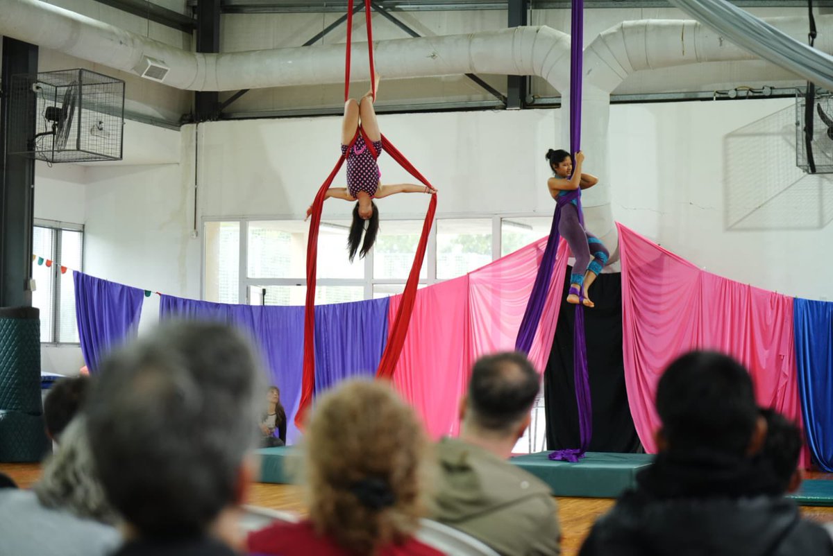 Muestra de Circo de fin de año.
Jóvenes del Club Jorge Donn compartieron acrobacias, malabares y producciones artísticas en una jornada que combinó movimiento, creatividad y trabajo colectivo.
👉 buenosaires.gob.ar/noticias/los-c…