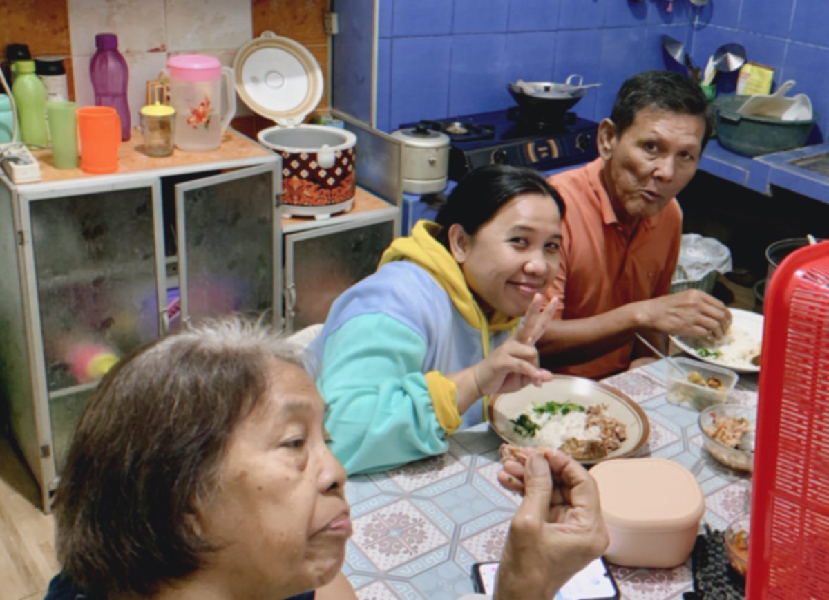Ruruintheforest's tweet photo. Makan malam di rumah bapa mama https://t.co/yHtkeeIzts