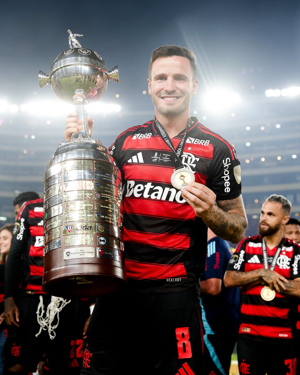 futtmais's tweet photo. Saúl Ñíguez tornou-se o segundo jogador espanhol da história a vencer a Copa Libertadores.

O primeiro tendo sido Pablo Marí.

Ambos conquistaram a taça jogando pelo Flamengo.

📸 Gilvan de Souza/Flamengo https://t.co/2bBOQsZOMy