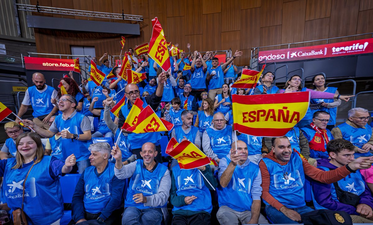 TodoGolesRadio's tweet photo. 💙🏀 #GradaSolidaria de @CaixaBank_ES tiñe de azul Tenerife 🌊+100 familias del Club de la Piruleta 👨👩👧👦 y voluntariado 🤝 disfrutaron del España🇪🇸–Georgia🇬🇪 rumbo al 🌍 #Catar2027 en el Santiago Martín.
Deporte como motor de cambio social 💪✨
#BaloncestoSolidario @BaloncestoESP https://t.co/LfMOEJv710