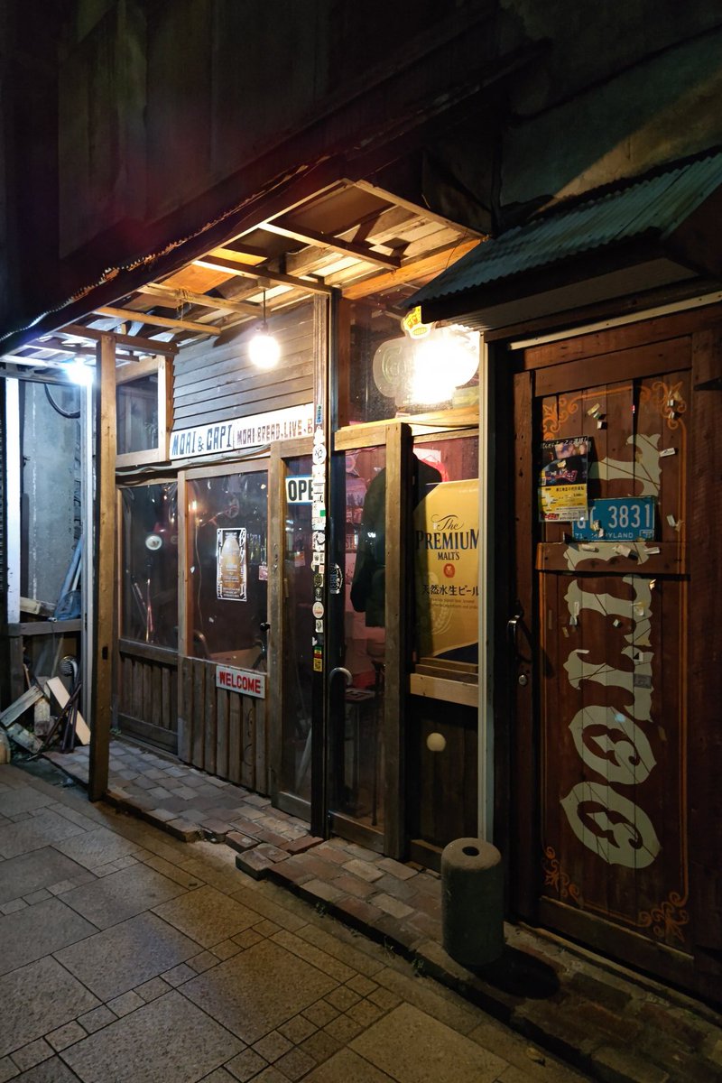 横須賀・どぶ板のBar“MOAI&amp;CAPI”でも
My詩集を販売してもらえることになりました。カウンターに置いてあります。