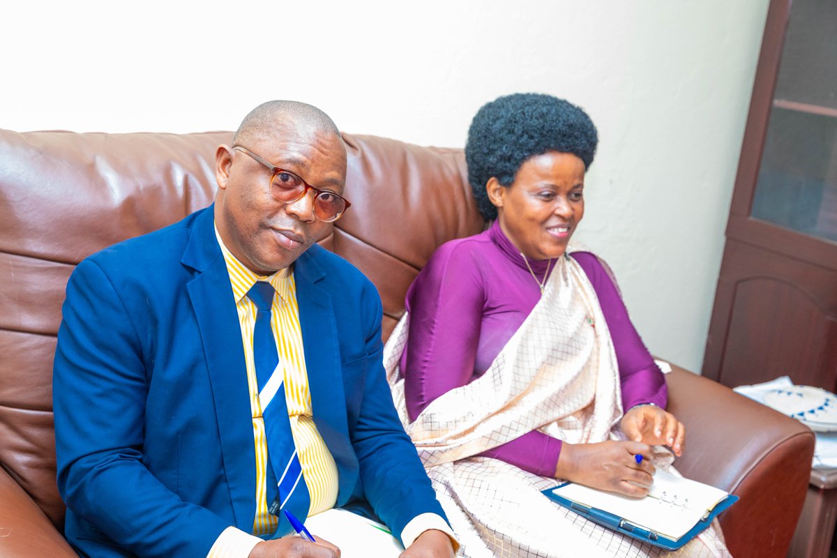 1/2 #Burundi : le Président du <a href="/Burundi_senat/">Inama Nkenguzamateka</a> a, dans l’après-midi de ce lundi, reçu en audience les membres du Bureau Exécutif de la  <a href="/CVR_Burundi/">Psyop SOL</a> conduits par son Président, Amb.Pierre Claver Ndayicariye. 

Le Président de cette Commission a notifié qu’après avoir terminé les