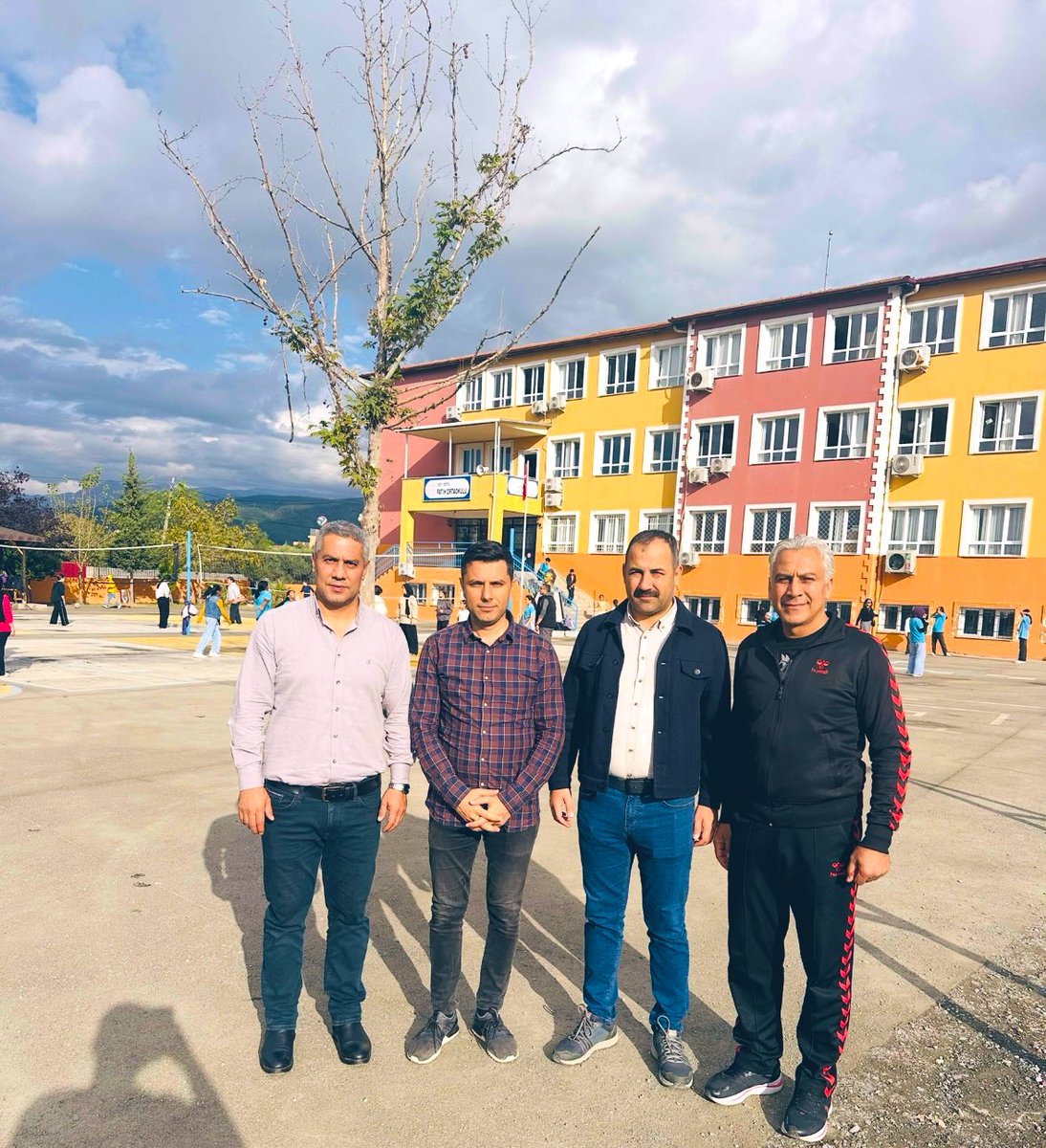 Erzin’de farklı okullarda yöneticilik ve öğretmenlik görevlerinde bulunarak önemli hizmetlere imza atan Türk Eğitim Sen Erzin Temsilcimiz Gökhan Erdoğan, “hayırlı olsun” dileklerini iletmek üzere Türk Eğitim Sen Dörtyol Temsilcimiz Bayram Ali Kafadar Bey ile okulumuza teşrif