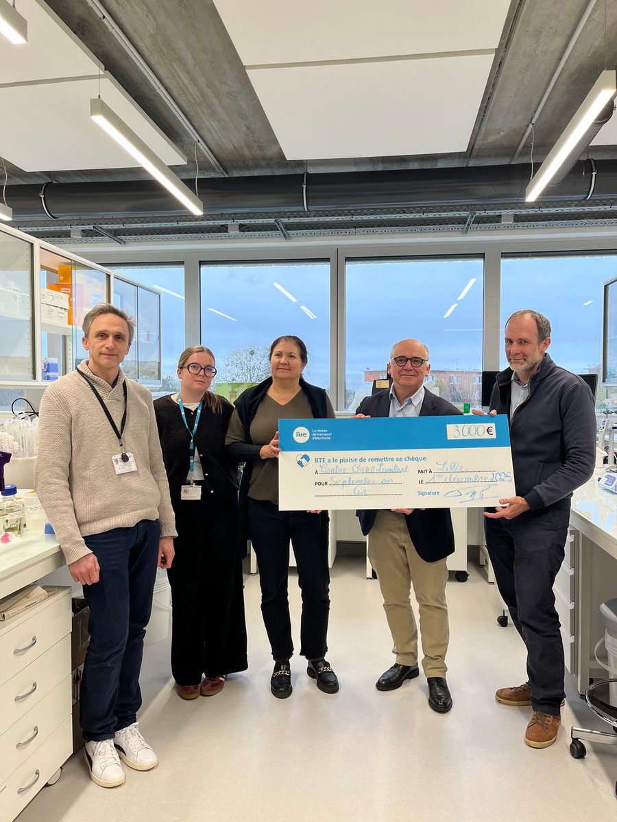 RTE_nord's tweet photo. 🎗️ Chez @RTE_nord, le mois de septembre a rimé avec solidarité !
Depuis 2019, nous sommes engagés auprès du Centre Oscar Lambret et soutenons l'événement #SeptembreEnOr. Cette année encore, + de 70 salariés ont uni leurs forces et parcouru plus de 16 000 km 🚶♂️🚴♀️
Grâce à cette mobilisation exceptionnelle, nous avons remis un chèque de 3 000 € pour soutenir la recherche contre les cancers pédiatriques💛