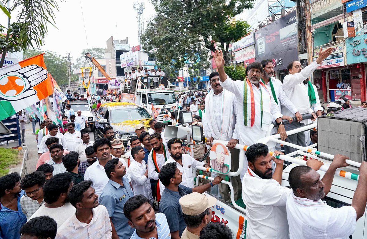 Bhatti_Mallu's tweet photo. ఖమ్మం జిల్లా డీసీసీ అధ్యక్షులుగా బాధ్యతలు స్వీకరించిన నూతి సత్యనారాయణ గౌడ్ గారికి హృదయపూర్వక శుభాకాంక్షలు.

డీసీసీగా విశేష సేవలందించిన పువ్వాళ్ల దుర్గాప్రసాద్ గారి కృషికి హృదయపూర్వక అభినందనలు.

ఈ కార్యక్రమంలో మ��త్రులు తుమ్మల నాగేశ్వరరావు గారు, పొంగులేటి శ్రీనివాస్ రెడ్డి గారు, జిల్లా కాంగ్రెస్ కమిటీ సభ్యులు, ప్రజాప్రతినిధులు, నాయకులు, కార్యకర్తలు పాల్గొన్నారు.