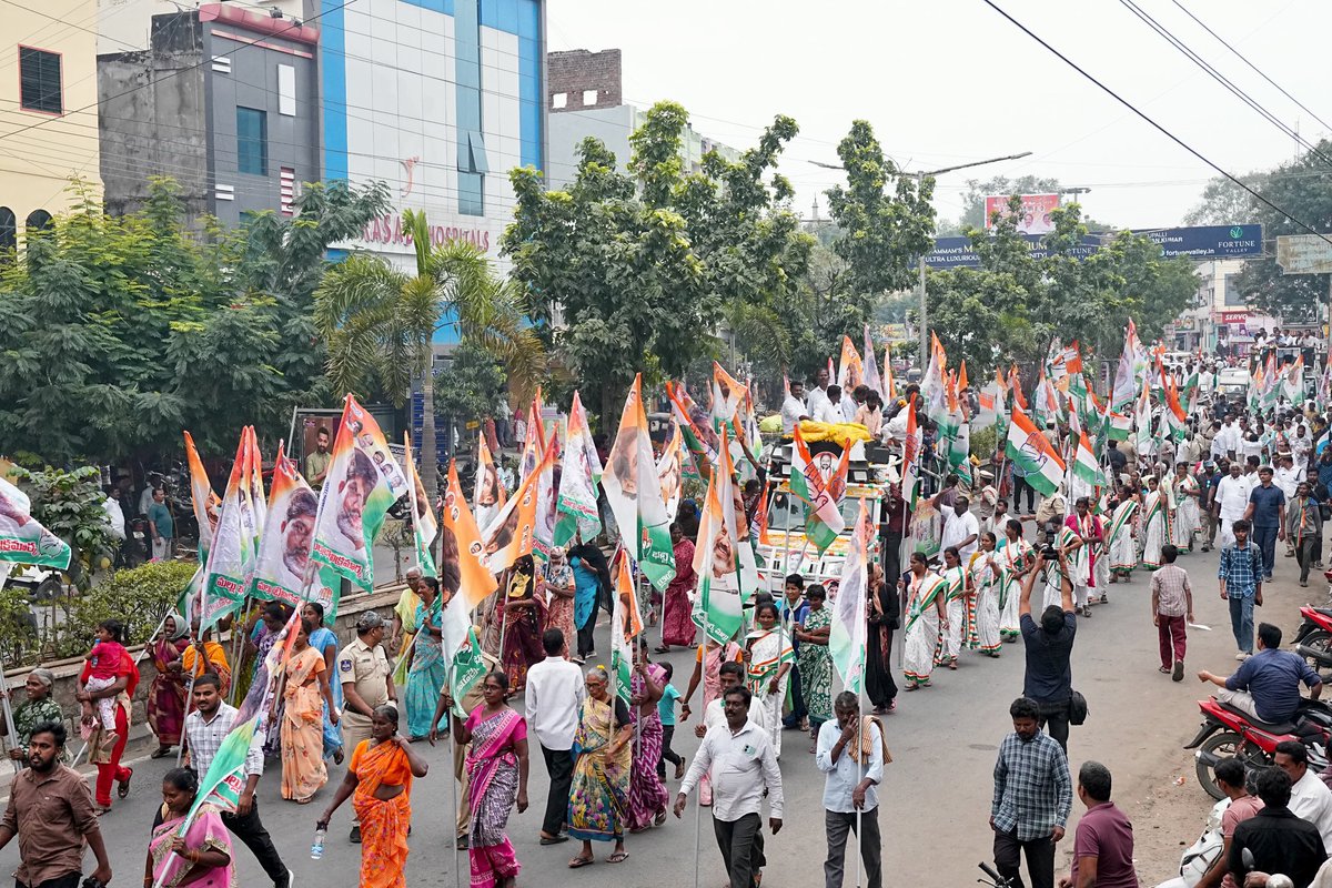 Bhatti_Mallu's tweet photo. ఖమ్మం జిల్లా డీసీసీ అధ్యక్షులుగా బాధ్యతలు స్వీకరించిన నూతి సత్యనారాయణ గౌడ్ గారికి హృదయపూర్వక శుభాకాంక్షలు.

డీసీసీగా విశేష సేవలందించిన పువ్వాళ్ల దుర్గాప్రసాద్ గారి కృషికి హృదయపూర్వక అభినందనలు.

ఈ కార్యక్రమంలో మ��త్రులు తుమ్మల నాగేశ్వరరావు గారు, పొంగులేటి శ్రీనివాస్ రెడ్డి గారు, జిల్లా కాంగ్రెస్ కమిటీ సభ్యులు, ప్రజాప్రతినిధులు, నాయకులు, కార్యకర్తలు పాల్గొన్నారు.