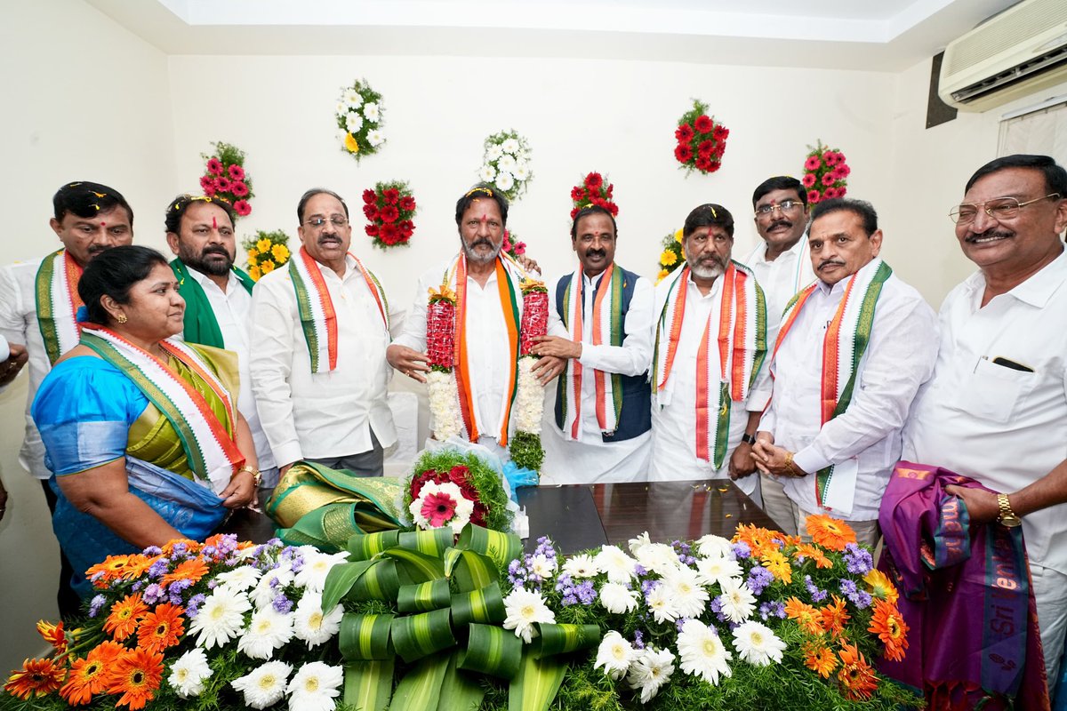 Bhatti_Mallu's tweet photo. ఖమ్మం జిల్లా డీసీసీ అధ్యక్షులుగా బాధ్యతలు స్వీకరించిన నూతి సత్యనారాయణ గౌడ్ గారికి హృదయపూర్వక శుభాకాంక్షలు.

డీసీసీగా విశేష సేవలందించిన పువ్వాళ్ల దుర్గాప్రసాద్ గారి కృషికి హృదయపూర్వక అభినందనలు.

ఈ కార్యక్రమంలో మ��త్రులు తుమ్మల నాగేశ్వరరావు గారు, పొంగులేటి శ్రీనివాస్ రెడ్డి గారు, జిల్లా కాంగ్రెస్ కమిటీ సభ్యులు, ప్రజాప్రతినిధులు, నాయకులు, కార్యకర్తలు పాల్గొన్నారు.
