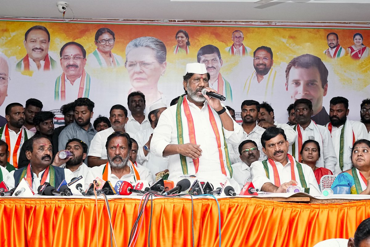 Bhatti_Mallu's tweet photo. ఖమ్మం జిల్లా డీసీసీ అధ్యక్షులుగా బాధ్యతలు స్వీకరించిన నూతి సత్యనారాయణ గౌడ్ గారికి హృదయపూర్వక శుభాకాంక్షలు.

డీసీసీగా విశేష సేవలందించిన పువ్వాళ్ల దుర్గాప్రసాద్ గారి కృషికి హృదయపూర్వక అభినందనలు.

ఈ కార్యక్రమంలో మ��త్రులు తుమ్మల నాగేశ్వరరావు గారు, పొంగులేటి శ్రీనివాస్ రెడ్డి గారు, జిల్లా కాంగ్రెస్ కమిటీ సభ్యులు, ప్రజాప్రతినిధులు, నాయకులు, కార్యకర్తలు పాల్గొన్నారు.