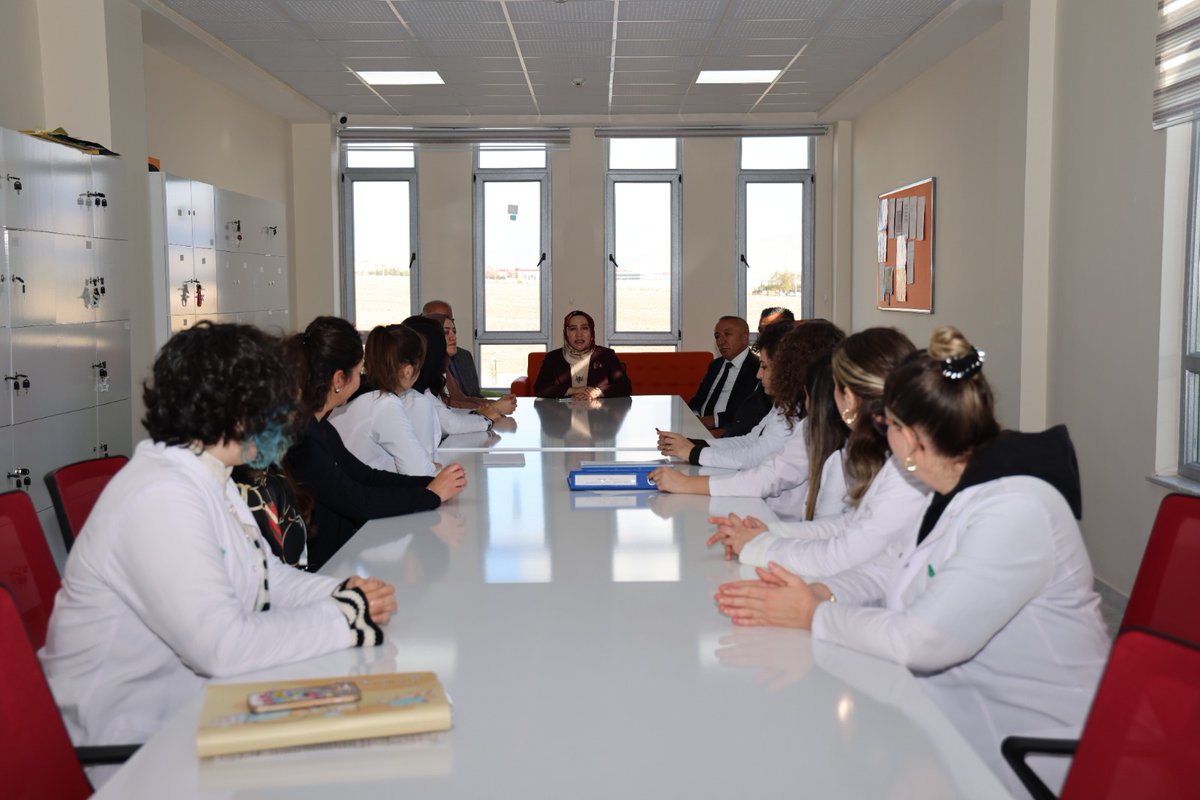 nigdeilmem's tweet photo. İl Müdürümüz Sn. Elif Özbek, Bor İlçe Millî Eğitim Müdürü Sn. Mehmet Çalışır ile Doğa Koleji'ni ziyaret etti. 

✨️ Öğretmenlerle Türkiye Yüzyılı Maarif Modeli Uygulamaları ile ilgili sohbet eden İl Müdürümüz; ardından öğrencilerin sınıflarına misafir oldu. 
@tcmeb @Yusuf__Tekin https://t.co/COUZVKRUaU