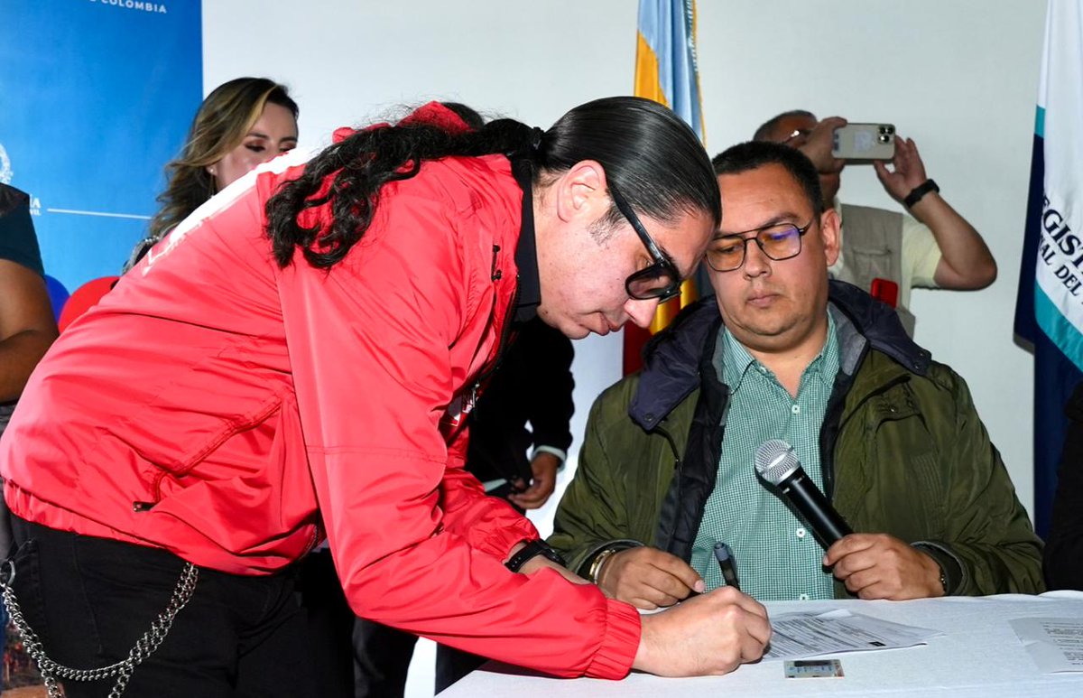 jua11se's tweet photo. 🕶️Aquí vamos #SenadoAhoraColombia | Hoy damos el primer paso para llevar al Senado la voz de las regiones.
Inscribimos oficialmente la lista #AhoraColombia 🦾 @NvLiberalismo @juanmanuelgalan https://t.co/YdrjvonV2W