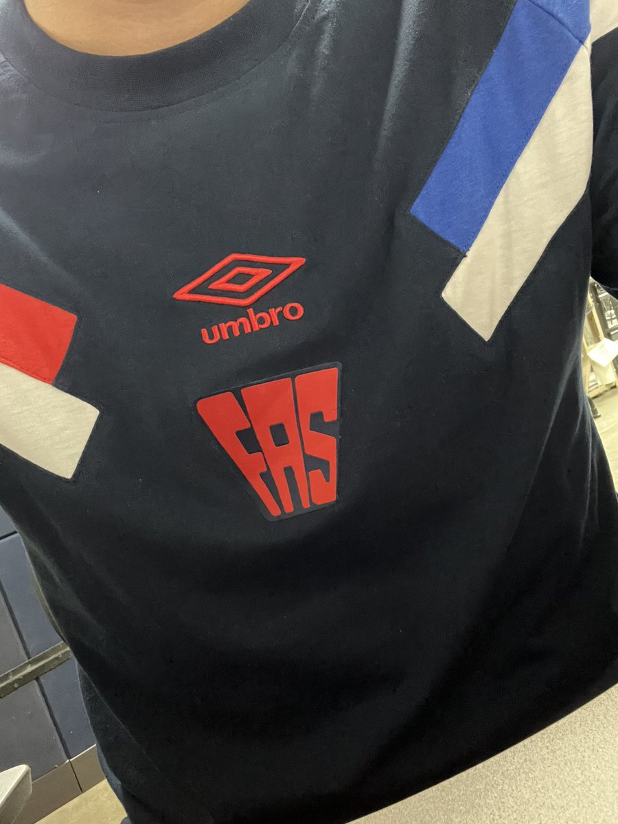 luispolanco_10's tweet photo. Hoy me la vine a bancar a la oficina, portando con orgullo el escudo que solo para los aficionados es importante. Demasiada historia, grandeza y afición para unos jugadores que no estuvieron a la altura en ningún momento importante del torneo. Son una desgracia @CDeportivoFAS https://t.co/Y1T43WxhJ6