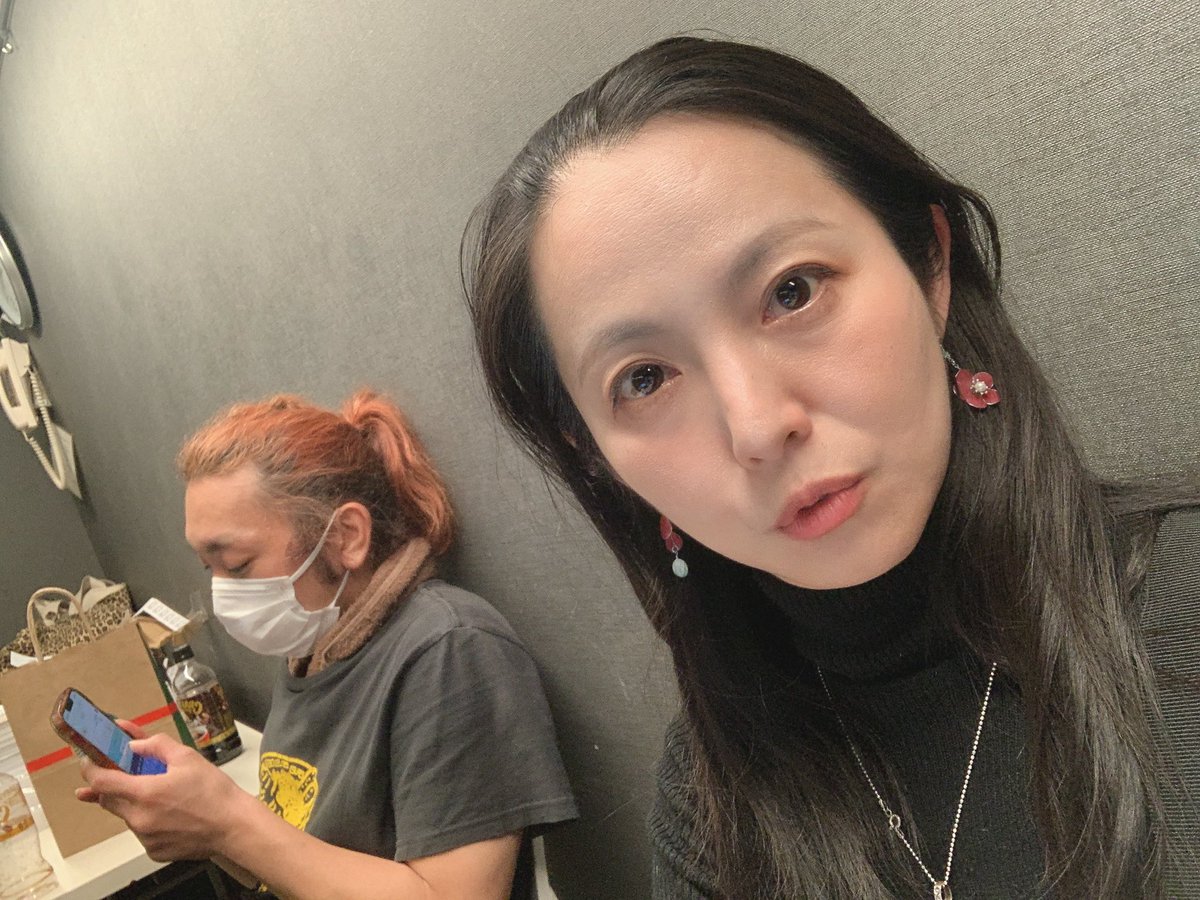 takamu3's tweet image. 【余談】本日霊感フルマックスのりつこが劇場にお手伝いに来てくれた。前から私のすぐ後ろには侍の守護霊がいるとは聞いていて、ポニテや髷だと思ってたら「兜被ってます」って言われて…何時代なん？！と衝撃を受けたのでした。何か言いたいけど言えないモジモジした侍らしいです。後ろ気になるやん…