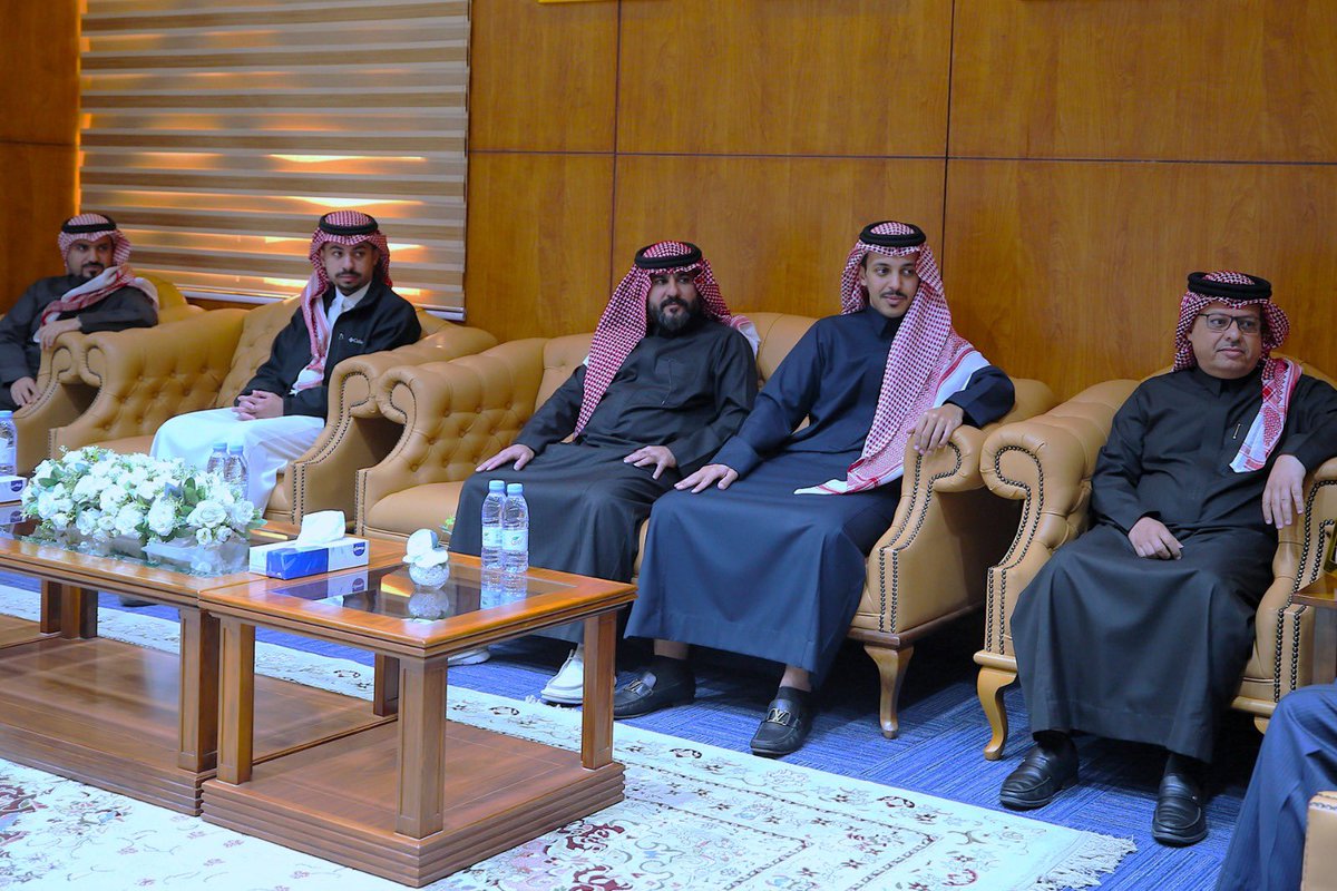 استقبل رئيس #جامعة_الحدود_الشمالية أ.د.أحمد بن علي الرميح، رئيس مجلس إدارة نادي عرعر الرياضي أ. جمال بن يوسف العنزي والوفد المرافق له، لبحث أوجه التعاون في البرامج الرياضية والمجتمعية، وتعزيز الشراكة بما يخدم طلبة الجامعة ومجتمع المنطقة.