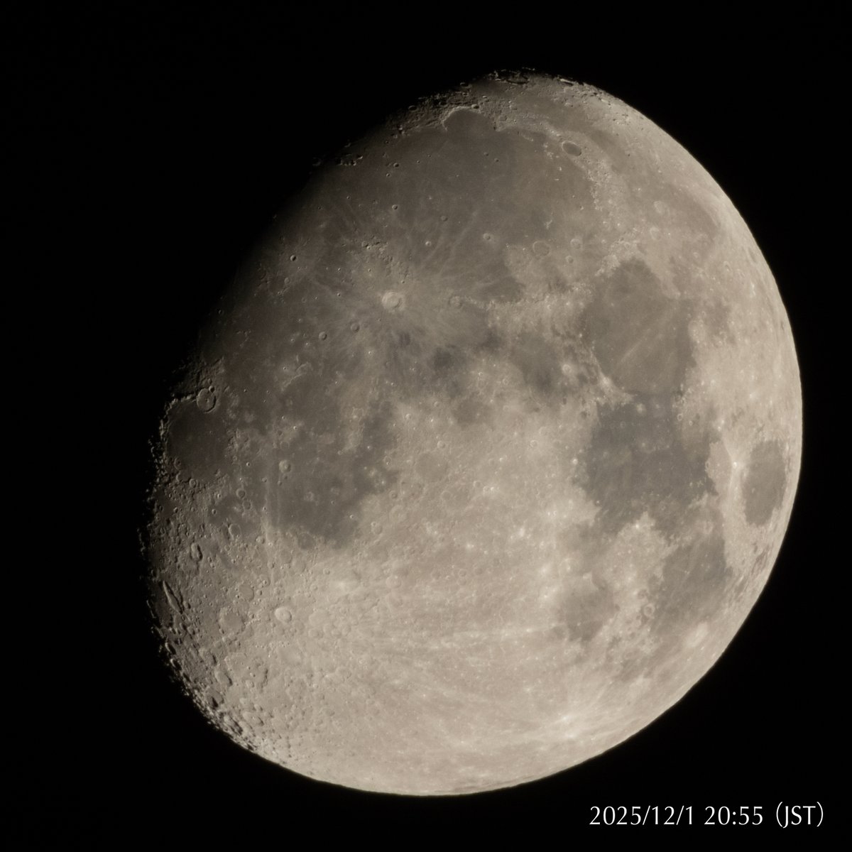 月齢11.21 輝面比82.86% 夜になって雲が途切れだしました。 欠けぎわ