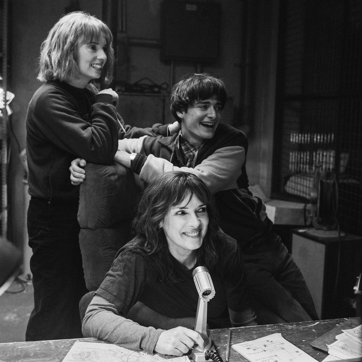 smalltownrobin's tweet image. The Byers family but Jonathan got replaced by his lesbian twin sister