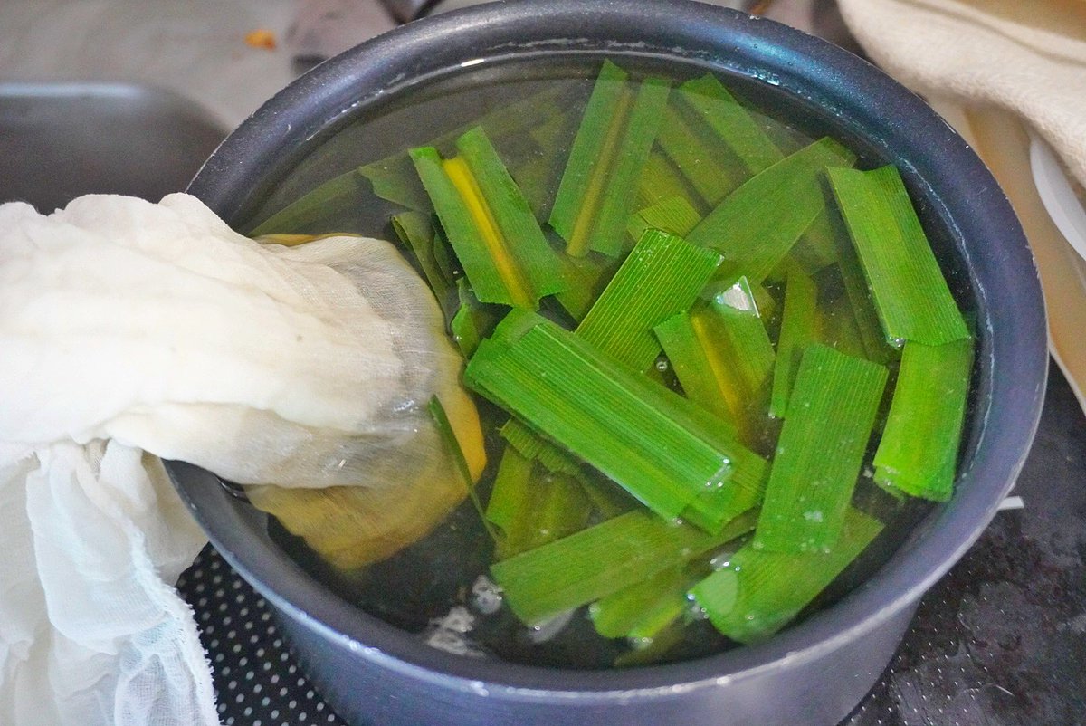ReviewAroii's tweet photo. คิดวาาน่าจะคล้ายๆกับสูตรนี้ “น้ำชาใบเตย” ชาจีนหอมชื่นใจ 

• ใบเตยสด
• ใบชาตราสามม้า 

วิธีทำ 

1.  หั่นใบเตยสดประมาณ 1–2 กำมือ
2. ต้มน้ำจนเดือด แล้วใส่ใบเตยลงไป เคี่ยวไฟอ่อนจนมีกลิ่นหอม
3. ปิดไฟ พักให้น้ำเย็นลง
4. ใส่ใบชาแห้งห่อผ้าขาวบาง ลงแช่ในน้ำใบเตยที่ต้มไว้ประมาณ 5–10 นาที ปรับความเข้มตามชอบ
5. แช่เย็นก่อนดื่ม หอมหวานสดชื่น ดื่มแล้วผ่อนคลายสุดๆ