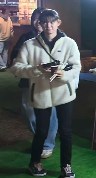 omajination's tweet image. Suzuka in the wild just enjoying a Christmas market makes me feel all warm and cozy inside. Love that she gets to enjoy going out like this undisturbed 🥰 #SUMETAL