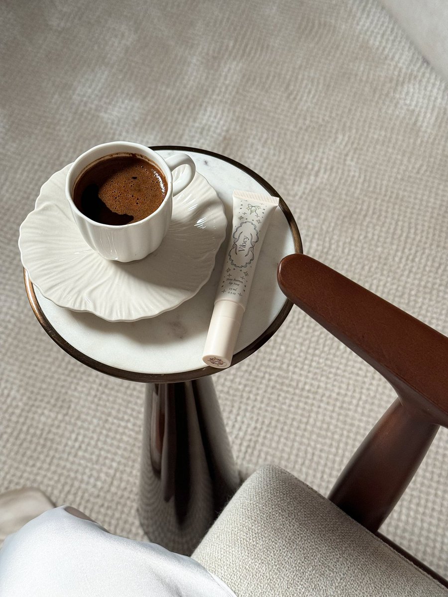 - عيشو مَع اللّي تحبوُن ..
شعوُر سّعد علوش يوُم قال :

لوُ قالت ان الدايرة مُستطيله
قلت الدوائر كلهَا .. مُستطيلات🖤.