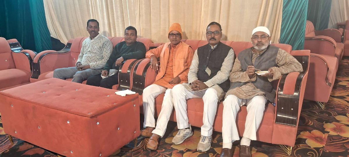 श्री दिनेश बरनवाल जी (विजय लक्ष्मी साड़ी सेंटर, लार) के यहाँ मांगलिक कार्यक्रम में सम्मिलित होकर अपनी शुभकामनाएँ प्रेषित की।