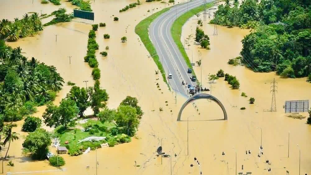 Chulaka16's tweet photo. As of now, well over 300 dead, thousands missing, and millions are suffering. Entire communities are without water, electricity or safe shelter.

Our people need urgent help. Please consider reaching out to @RedcrossSriLanka, local relief agencies or other trusted humanitarians https://t.co/cLbYkhneTG