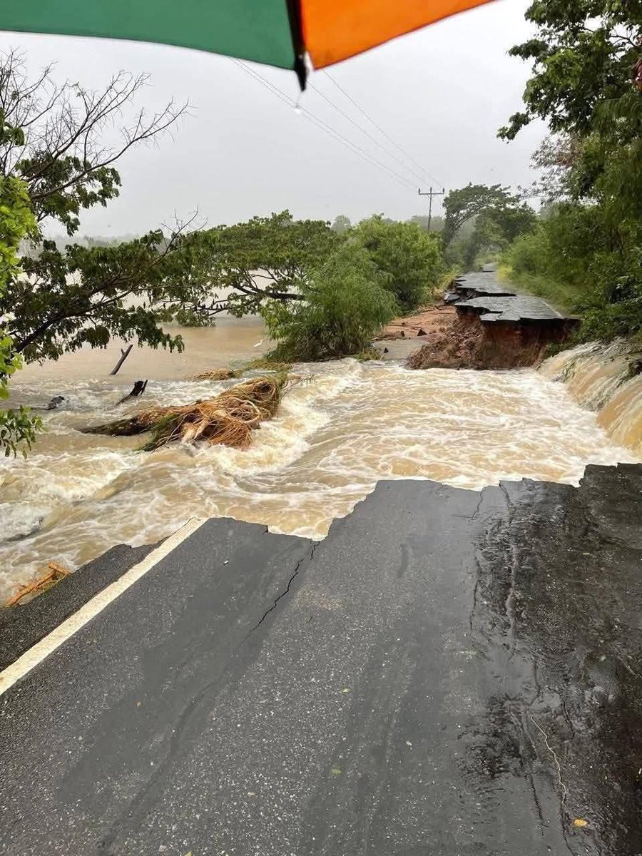 Chulaka16's tweet photo. As of now, well over 300 dead, thousands missing, and millions are suffering. Entire communities are without water, electricity or safe shelter.

Our people need urgent help. Please consider reaching out to @RedcrossSriLanka, local relief agencies or other trusted humanitarians https://t.co/cLbYkhneTG