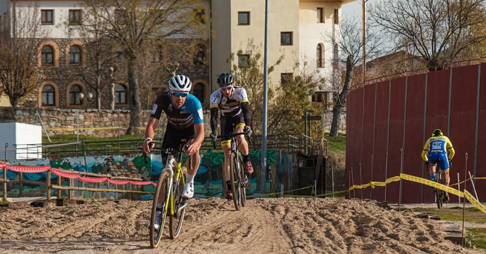 #Ciclocross | Final éxitoso de la II Cyclocross Racing Cup en Los Molinos.

La localidad serrana fue la última puntuable con más de 200 inscritos y coronó a los ganadores finales de un torneo que aglutinó hasta cinco puntuables

▶Más información en fmciclismo.com