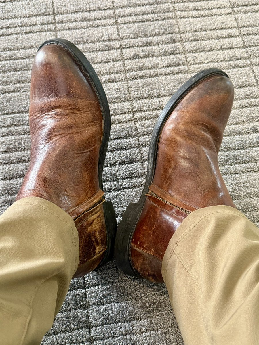 jduq24's tweet photo. #hybridworkflow #backintheoffice #SteveMadden #ChelseaZipupBoot 🥾🤎😎🤙🏼 https://t.co/TZ3QqVtkTI