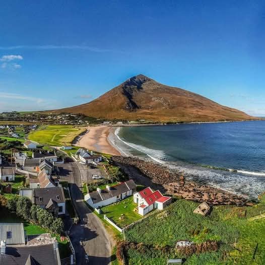 ThisIsIreland3's tweet photo. 📍Dugort Silver Stand Blue Flag Beach from above on Achill Island, Co. Mayo 🏖️ 🇮🇪
📸 difshot
#Mayo #Ireland #Dugort #Achill https://t.co/6yE7Mmu7xV