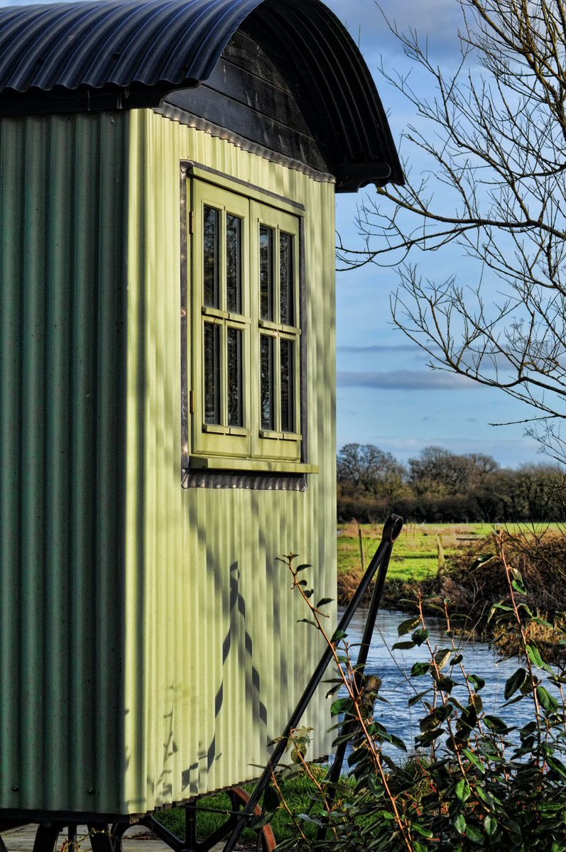 vanessa_c_clark's tweet image. #AlphabetChallenge #WeekWforWindows I loved this shepherds hut ⁦@SculptureLakes⁩