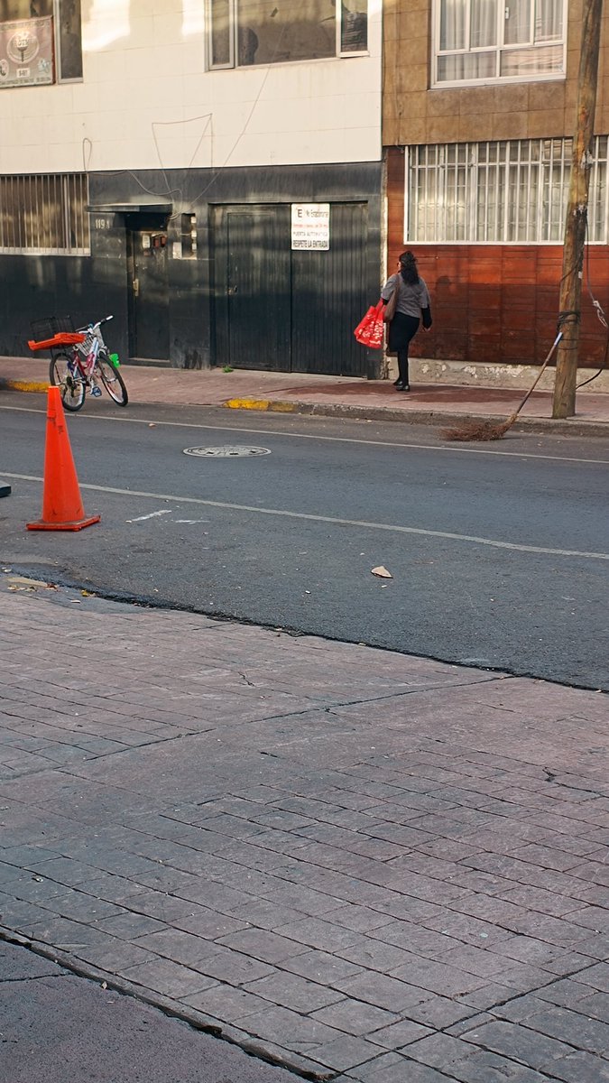 wolf198002's tweet photo. @OVIALCDMX de favor podrían mandar una unidad a la calle protasio Tagle esto en la San Miguel Chapultepec en la alcaldía Miguel Hidalgo... franelero prepotente apartando lugares y cobrando https://t.co/qvBeCcSARz