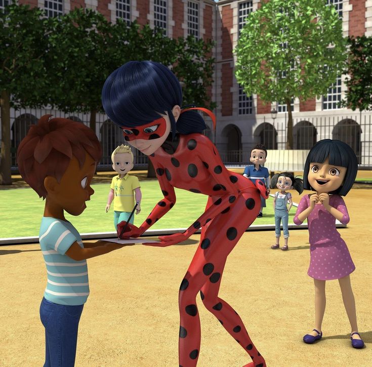 여기서 레이디버그 진짜실존인물같아서 막 가슴이뜀... 나한테도상냥하게웃어주면서 인사를건넬것같고막