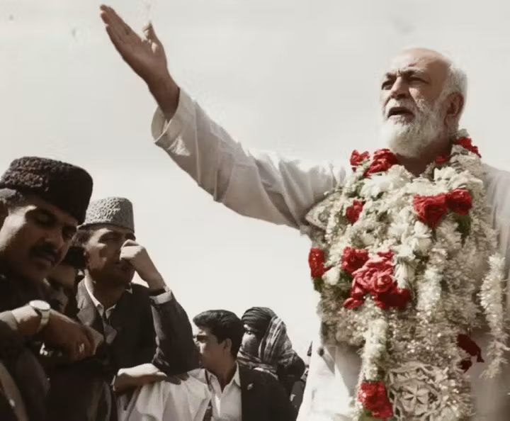 پښتون په سوداګری پوهیږي، په ګوریزی پوهیږي ، په زئ و خیلۍ پوهیږي که نه پوهیږي یوازي په پښتو او  پښتون واله نه پوهیږي .چې تر څو یو قام نسو ، یو موټ نسو ، یوه مو لار نسي، تر هغو ګټه نسو راوړلی.

~ خان شهید عبدالصمد خان اڅکزي
 #TributeToKhanShaheed