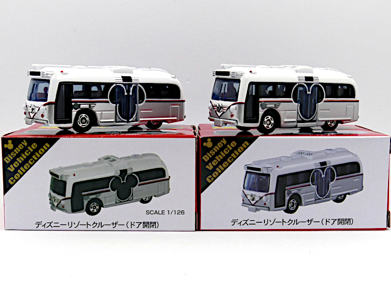 tomica1970com's tweet photo. 東京ディズニーリゾート特注
ディズニー リゾートクルーザー(ドア開閉)

箱デザインが変わったので買って来ました。
【写真1】
左：旧タイプ ロットは25206(2025.7.25)
右：新タイプ ロットは23177(2023.6.26)

本体もカシメ位置が前から後ろに変更されてました。
【写真2】
#トミカ #バリエーション https://t.co/OkUqw7d5Bs