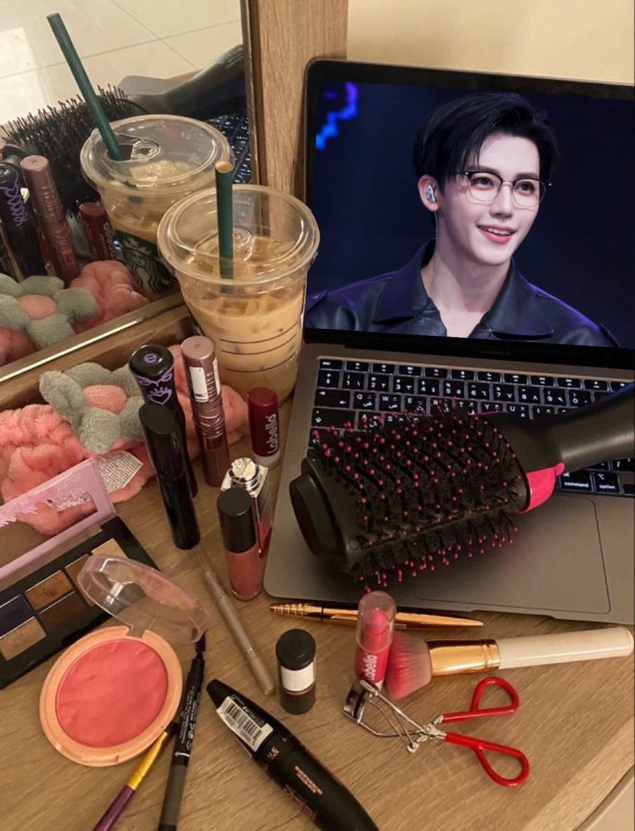 jnjm1st_'s tweet image. Girl therapy 🖤