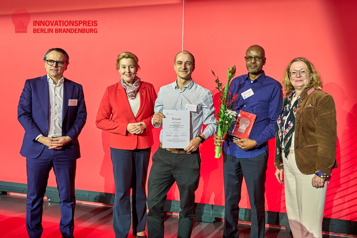 SOLYCOSolarAG's tweet photo. @SOLYCOSolarAG aus Berlin dankt @InnoPreis für die gelungene Veranstaltung &amp; den Preis😀🙌#solyco #innovationspreis #innopreis @FranziskaGiffey #RenewableEnergy #solarpower https://t.co/xpWrIPkdgG