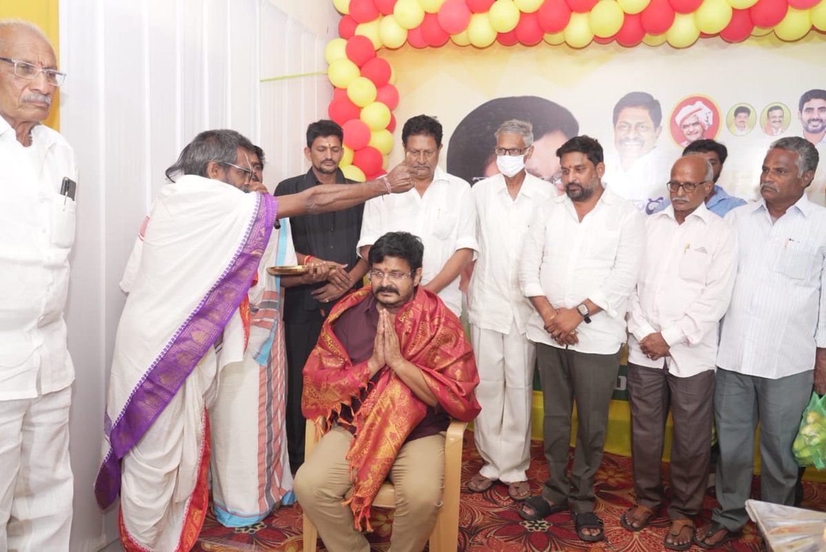 RamuVenigandla's tweet image. #AdminPost 
గుడ్లవల్లేరు మండలంలో ఘనంగా వెనిగండ్ల రాము జన్మదిన వేడుకలు….

ఎమ్మెల్యే వెనిగండ్ల రాము గారి జన్మదినం సందర్భంగా గుడ్లవల్లేరు మండలంలోని కూటమి నాయకులు, కార్యకర్తలు సర్వమత ప్రార్థనలు జరిపించి ఘనంగా నిర్వహించిన కార్యక్రమంలో పాల్గొన్న వెనిగండ్ల రామన్న.

#HBDRamanna…