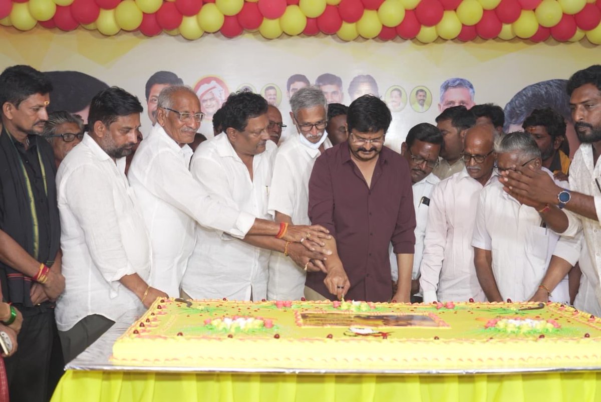 RamuVenigandla's tweet image. #AdminPost 
గుడ్లవల్లేరు మండలంలో ఘనంగా వెనిగండ్ల రాము జన్మదిన వేడుకలు….

ఎమ్మెల్యే వెనిగండ్ల రాము గారి జన్మదినం సందర్భంగా గుడ్లవల్లేరు మండలంలోని కూటమి నాయకులు, కార్యకర్తలు సర్వమత ప్రార్థనలు జరిపించి ఘనంగా నిర్వహించిన కార్యక్రమంలో పాల్గొన్న వెనిగండ్ల రామన్న.

#HBDRamanna…