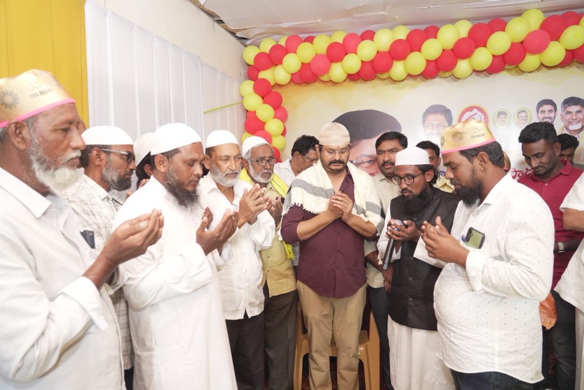 RamuVenigandla's tweet image. #AdminPost 
గుడ్లవల్లేరు మండలంలో ఘనంగా వెనిగండ్ల రాము జన్మదిన వేడుకలు….

ఎమ్మెల్యే వెనిగండ్ల రాము గారి జన్మదినం సందర్భంగా గుడ్లవల్లేరు మండలంలోని కూటమి నాయకులు, కార్యకర్తలు సర్వమత ప్రార్థనలు జరిపించి ఘనంగా నిర్వహించిన కార్యక్రమంలో పాల్గొన్న వెనిగండ్ల రామన్న.

#HBDRamanna…