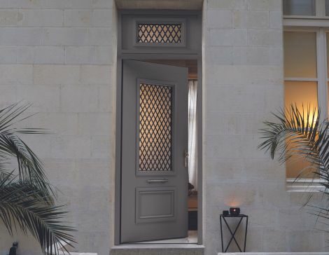 Corantv1's tweet photo. 🚨 Soyez attentifs ici à un bienfait essentiel..⁉️

▪️🎙 Par le Cheikh 'Abd ar-Razzâq al-Badr  🇧🇼 dans le sens : 

➡️Chaque fois que vous sortez de votre maison, Satan se poste près de votre porte, guettant votre départ !  
À chaque sortie ! Chaque fois que vous quittez votre domicile, un démon se tient là, n'ayant d'autre occupation que d'attendre votre sortie. Sa mission est claire, son objectif connu, et il est accompagné de complices.  

Si vous prononcez alors :  

« بِسْم اللَّهِ، تَوَكَّلْتُ عَلَى اللَّهِ، وَلا حَوْلَ وَلا قُوَّةَ إلاَّ بِاللَّهِ »  

(Au nom d'Allah, je place ma confiance en Allah, et il n’y a de pouvoir ni de force qu’en Allah),  

En Phonétique : Bismillah tawakaltu 3ala Llahi la hawla wa la quwata illa

vous êtes préservé de son mal et de celui de ses complices. Satan se tourne alors vers ses acolytes et leur fait perdre tout espoir à votre égard, déclarant :  

« Comment pourriez-vous atteindre un homme qui a été guidé, protégé et préservé ?! »  

C’est pourquoi il est inconcevable qu’un musulman se prive d’un bienfait aussi immense et d’une grâce si prodigieuse : prononcer cette invocation bénie  

« بِسْم اللَّهِ، تَوَكَّلْتُ عَلَى اللَّهِ، وَلا حَوْلَ وَلا قُوَّةَ إلاَّ بِاللَّهِ »  

à chaque sortie. »  

•••━════✿═════━••

📖 شرح الوابل الصيب.

•••━════✿═════━••