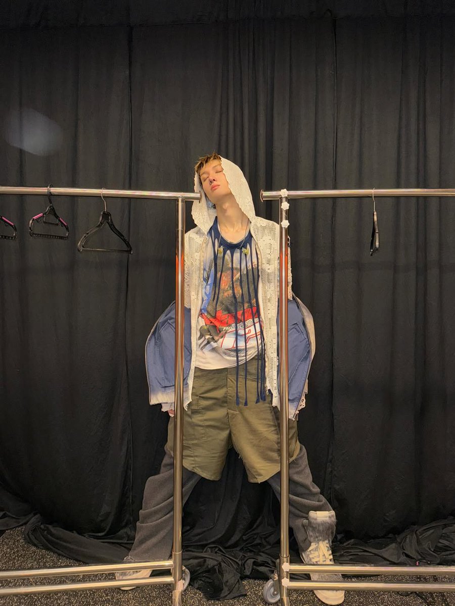 keonhoolic's tweet image. sosok yang mengguncang panggung MAMA 2025 

@_MARTINism @dorikkomi @knh09z @iHugKeonho @meltinmartin