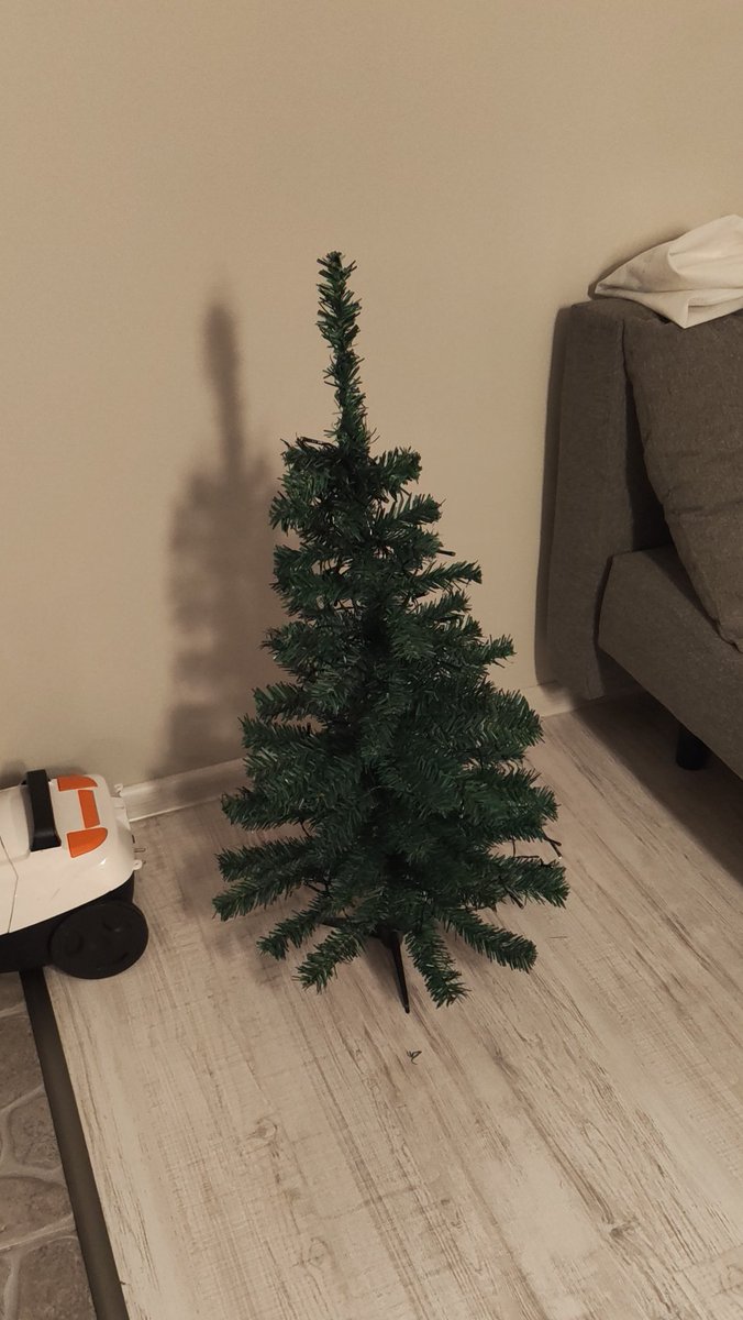 Choinka z temu dotarła i szczerze nie jest najgorsza