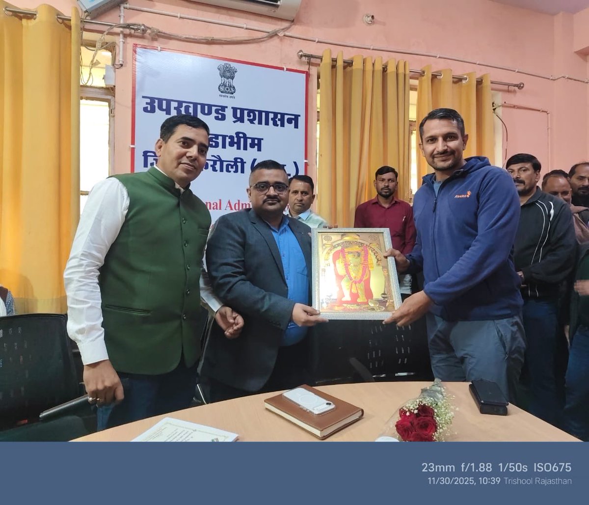 CeoRajasthan's tweet image. 👉राजस्थान में #SIR 
✌️"मुश्किल काम भी व्यक्ति के जज्बे और समर्पण से तुरंत हो जाते है" श्री नीरज चौधरी, प्रसिद्ध पर्वतारोही,राज्य निर्वाचन आइकॉन ने cycle ride से दिया संदेश 
👉#BLOs व सुपरवाइजर्स के#SIR के लिए समर्पित कार्य के सम्मान में 250 किमी की साईकिल यात्रा जयपुर -टोडाभीम