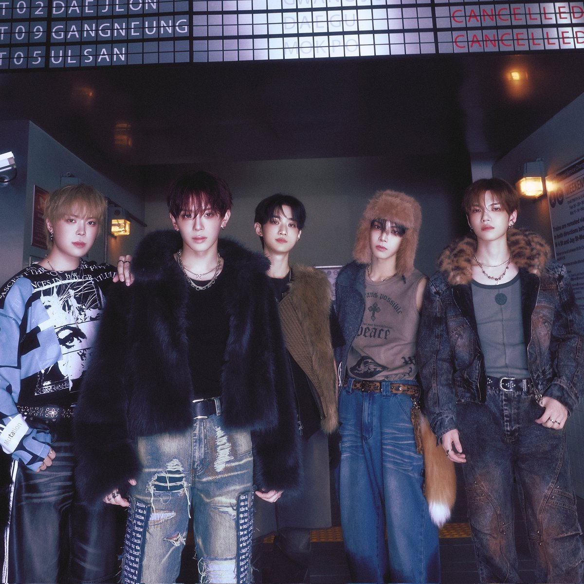 All 3 songs from <Lost and Found> by #VERIVERY are charting on Bugs Real-Time Chart at 00:00 KST:

#17 RED (Beggin')
#47 Blame us
#48 empty