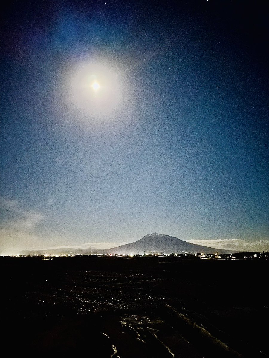 KASACO2010's tweet image. 月と岩木山
今宵も素敵