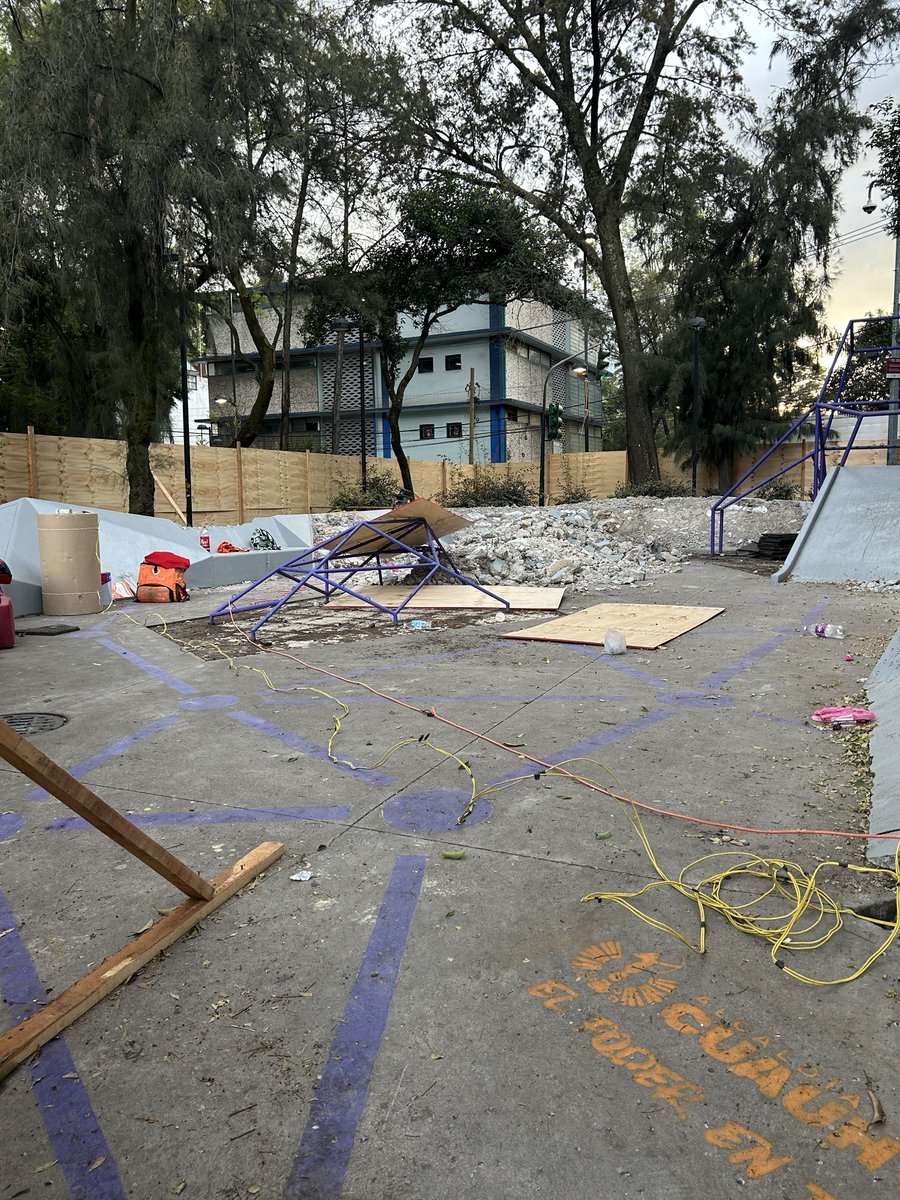 monmargo's tweet photo. ¿Van a quitar el área infantil de la Plaza Río de Janeiro, en la col. Roma, en vez de rehabilitarla, @AlcCuauhtemocMx ?

Su falta de respuesta clara, así como las notas al respecto, parecen confirmarlo. 

��De verdad, @AlessandraRdlv?😥 https://t.co/jDudOo5wLT
