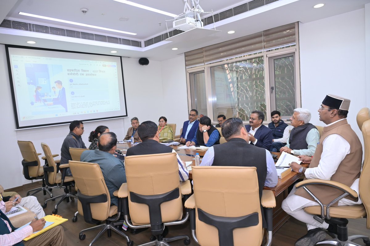 cooperativedept's tweet image. सहकारिता मंत्री श्री विश्वास कैलाश सारंग ने मंत्रालय स्थित प्रतिकक्ष में मिशन कर्मयोगी कार्यक्रम के एचआर विशेषज्ञ डॉ. आर. बाला सुब्रमण्यम (बालू) के साथ सहकारिता विभाग के वरिष्ठ अधिकारियों की बैठक ली।

#EmpoweringCooperatives #MissionKarmayogi