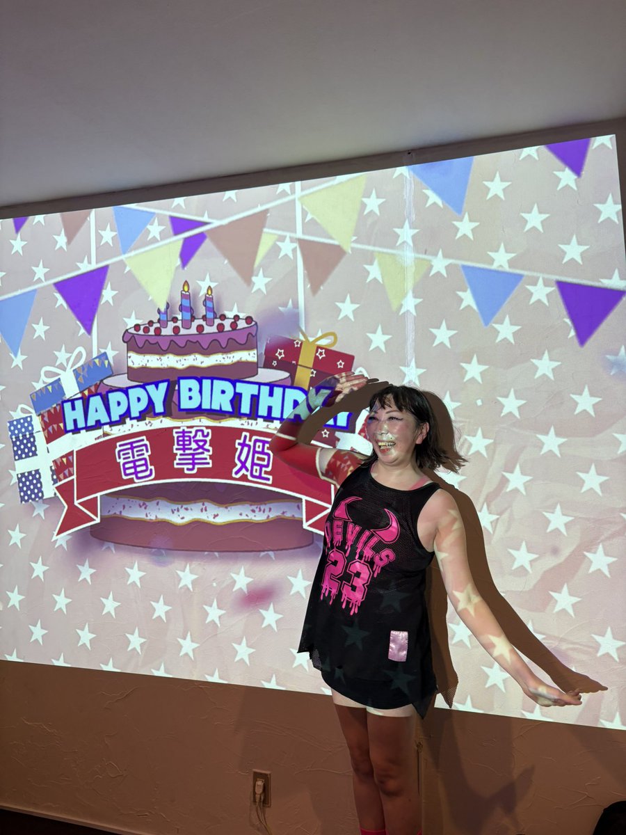 わーーーーーーーい
これ用意してくれた武田さん <a href="/asterix_jp/">武田(ASTERIX!)</a> 
超ありがと🫶

レベルアップしました
昨年はこの時期仕事場で階段落ちして捻挫、家に帰れず泊まってたらラブネキ達が押しかけてきてくれて結局ハピだったし

今年も全員好きメンだらけでハピなので

最高のスタートです！